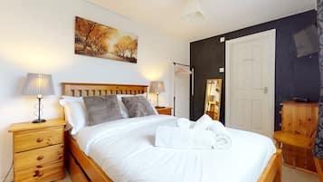 House | 4 bedrooms, desk, iron/ironing board, free WiFi