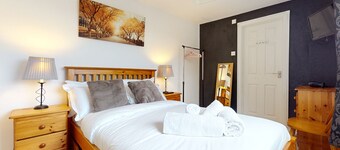 4 Bedroom Home - Sleeps 10 - Free Parking