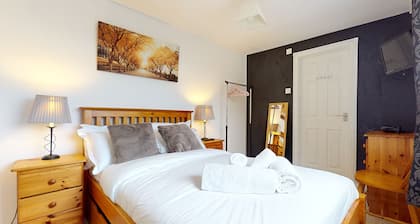 4 Bedroom Home - Sleeps 10 - Free Parking