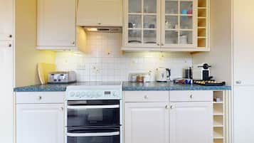 House | Private kitchen | Fridge, microwave, oven, stovetop