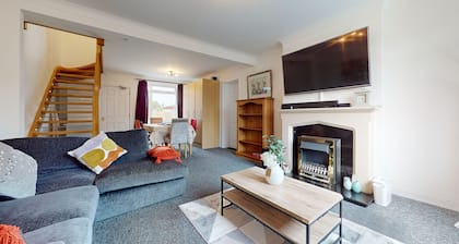 4 Bedroom Home - Sleeps 10 - Free Parking