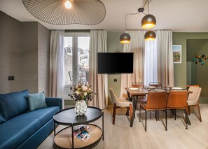 デラックス アパートメント テラス | リビング エリア | 100 cmのテレビ (ケーブル放送視聴可)