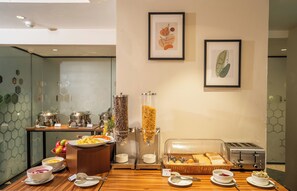 Dagelijks continentaal ontbijt (INR 500 per persoon)