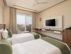 Deluxe Twin kamer | Een kluis op de kamer, een bureau, een laptopwerkplek