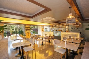 Café - Foxtrail, Sector 42 - AM Hotel Kollection (Gurugram)