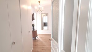 Suite Romantique, 3 chambres, non-fumeur, balcon | Coin séjour