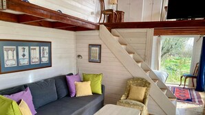 Living area - Lakeside Hideaway Cabin (Orhangazi)