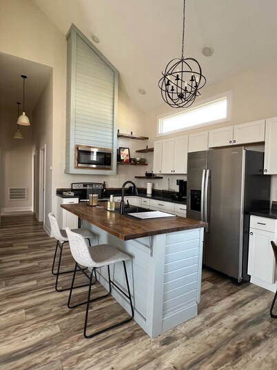 This bungalow is a 2 bedroom(s), 2 bathrooms, located in Gas City, IN.