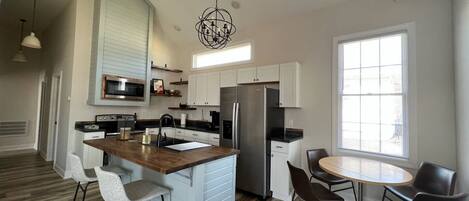 Kylskåp, mikrovågsugn, ugn och spishäll