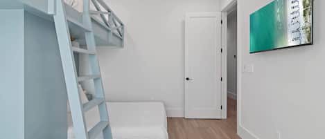 4 habitaciones, tabla de planchar con plancha, cuna de viaje y wifi