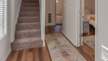 2 habitaciones, escritorio y tabla de planchar con plancha
