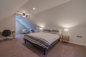 2 dormitorios, escritorio, tabla de planchar con plancha y cuna de viaje