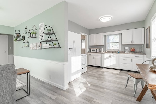 Kjøleskap, mikrobølgeovn, ovn og kokeplater