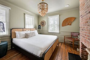 8 bedrooms, desk, iron/ironing board, travel cot - Ivy Manor | DT Oasis + Carriage House! (Charleston)