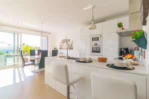 Kühlschrank, Mikrowelle, Ofen, Herdplatte