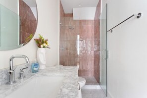 Dusch, hårtork och handdukar