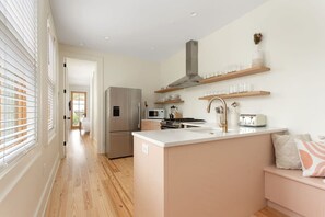 Fridge, microwave, oven, stovetop - Charming Condo - 1 Block to King! (Charleston)