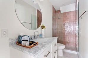 Shower, hair dryer, towels - Charming Condo - 1 Block to King! (Charleston)