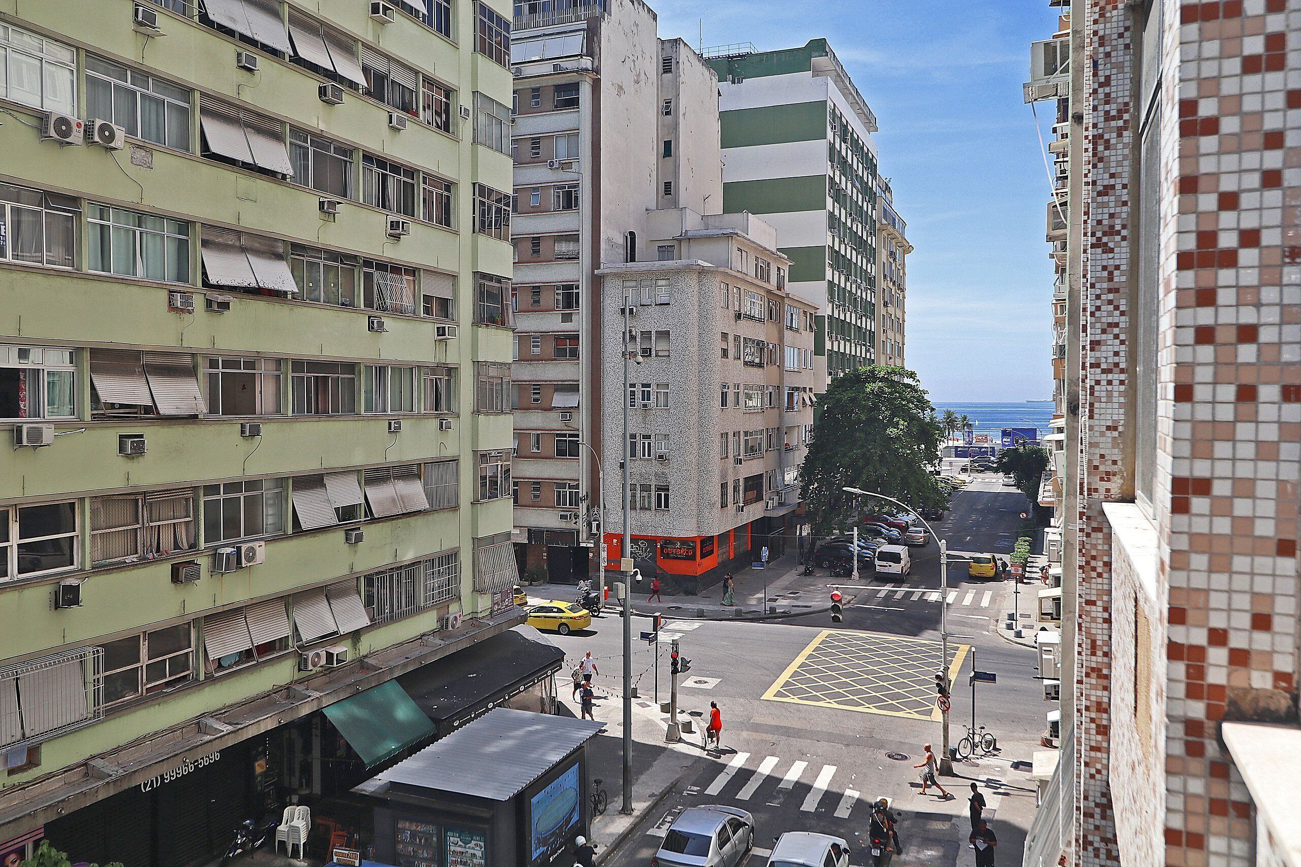 Un edificio de varios pisos con balcones y unidades de aire acondicionado.