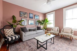 TV, offices - Charleston Gem | Perfect 1 Bedroom in Downtown! (Charleston)