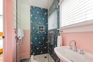 シャワー、ヘアドライヤー、タオル