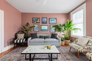 TV, offices - Charleston Gem | Perfect 1 Bedroom in Downtown! (Charleston)