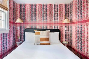 2 bedrooms, desk, iron/ironing board, travel cot - Elegant Downtown Charleston - 2 Bedroom / 2 Bath (Charleston)