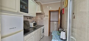 Fridge, microwave, oven, stovetop - Casa Alzira - 1st Floor - Sea View (Albufeira)