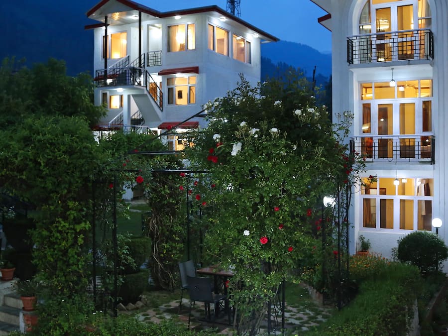 Fachada de la propiedad por la tarde o noche