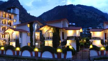 Boendets fasad - kväll/natt