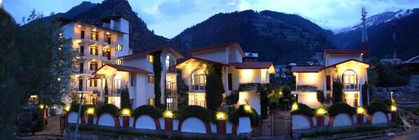 Fassade der Unterkunft – Abend/Nacht