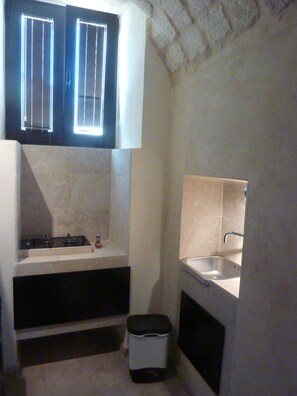 Secadora de cabello, bidet, toallas, jabón