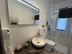 Apartamento superior | Baño | Ducha, cabezal de ducha tipo lluvia, secador de pelo y toallas