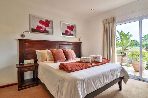 Quarto casal standard | Cofres nos quartos, escrivaninha, espaço de trabalho para notebook