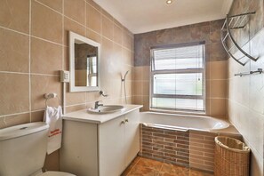 Shower, free toiletries, hair dryer, towels - Kwantu Guesthouse 2 (Cape Town)