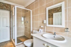 Bathroom - Kwantu Guesthouse 2 (Cape Town)