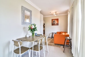 42-inch plasma TV with satellite channels - Kwantu Guesthouse 2 (Cape Town)