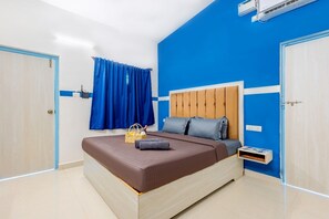 Desk, laptop workspace, soundproofing, free WiFi - The Baga Village  (Baga)