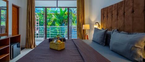 Deluxe Double Room, Balcony, Bay View | Desk, laptop workspace, soundproofing, free WiFi