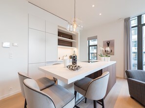 Luxury-Suite | Essbereich im Zimmer