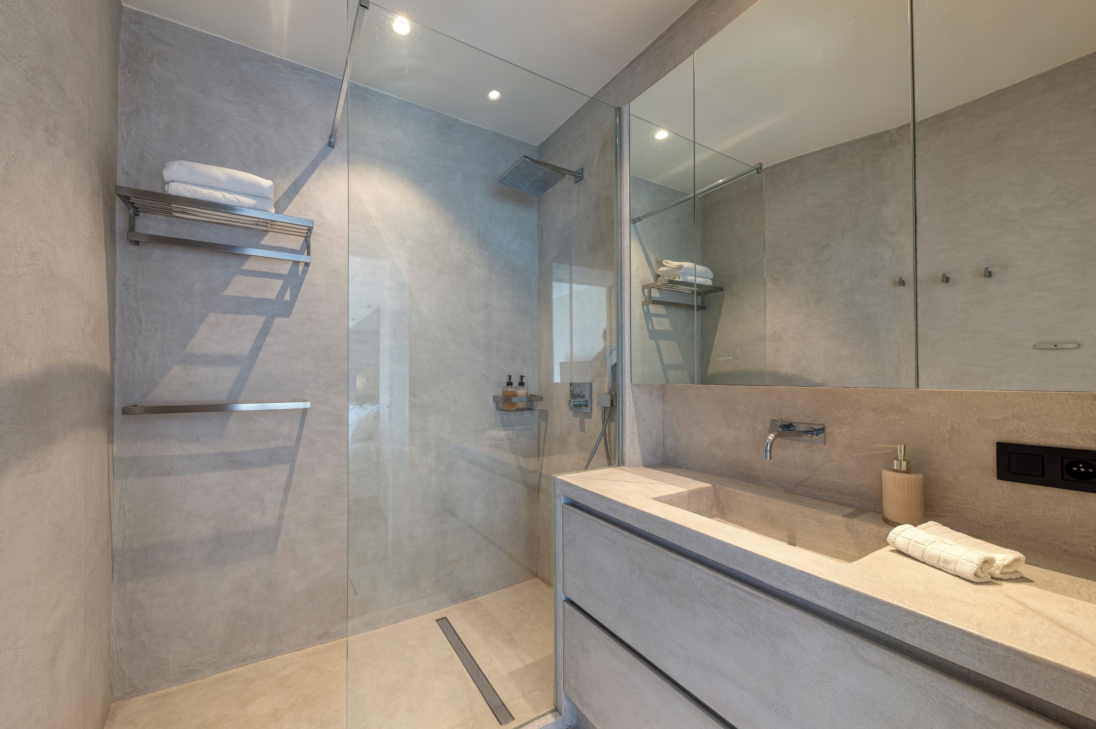Een douche, een regendouche, een haardroger, badjassen