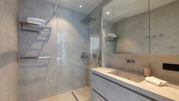 Een douche, een regendouche, een haardroger, badjassen