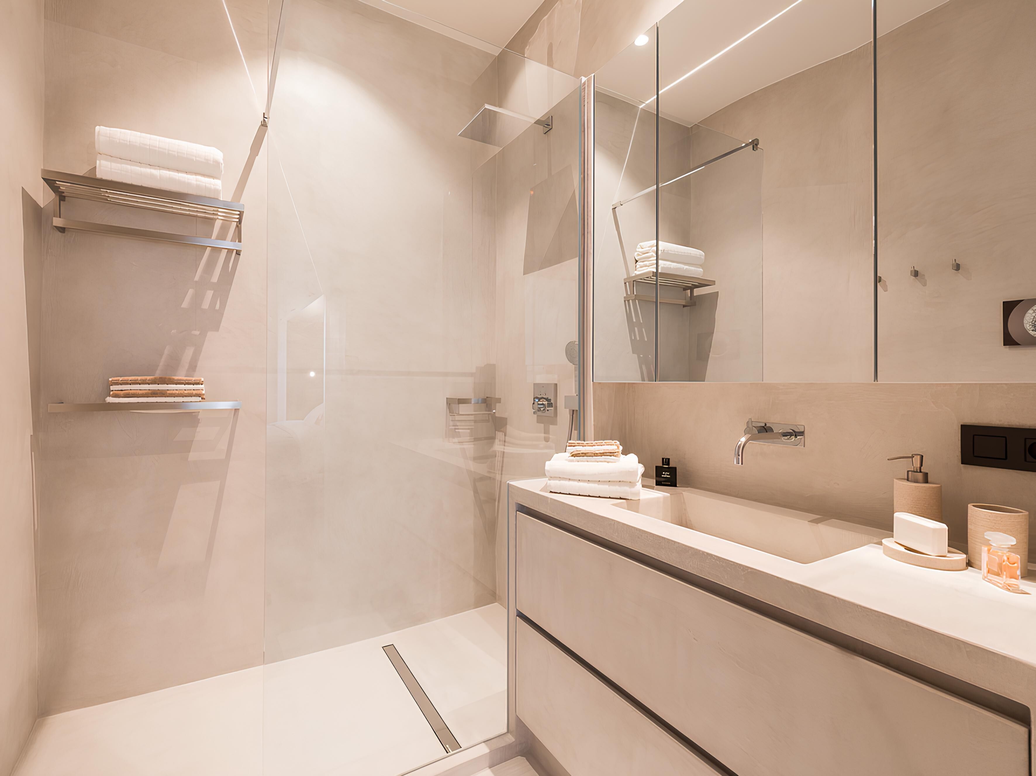 Luxe suite | Badkamer | Een douche, een regendouche, een haardroger, badjassen