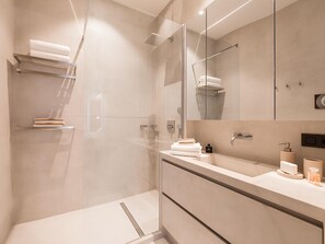Luxury Suite | Bathroom | Shower, rainfall showerhead, hair dryer, bathrobes - Downtown Brussels Splendor Suites (Brussels)