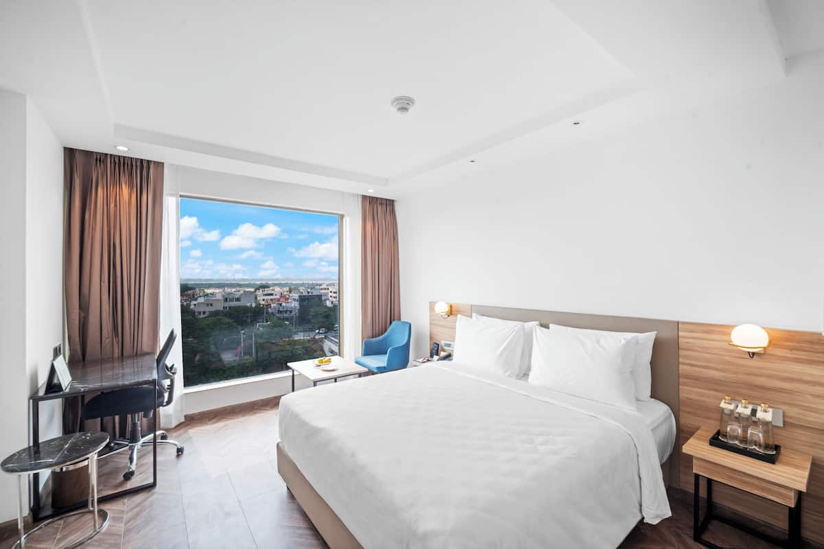 1 bilik tidur, meja, ruang kerja komputer riba, seterika/papan seterika