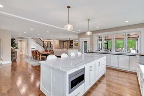 Interior - Incredible 10 BR home with pool (Seneca)