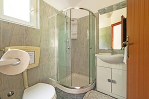 Douche, séchoir à cheveux, serviettes fournies, savon