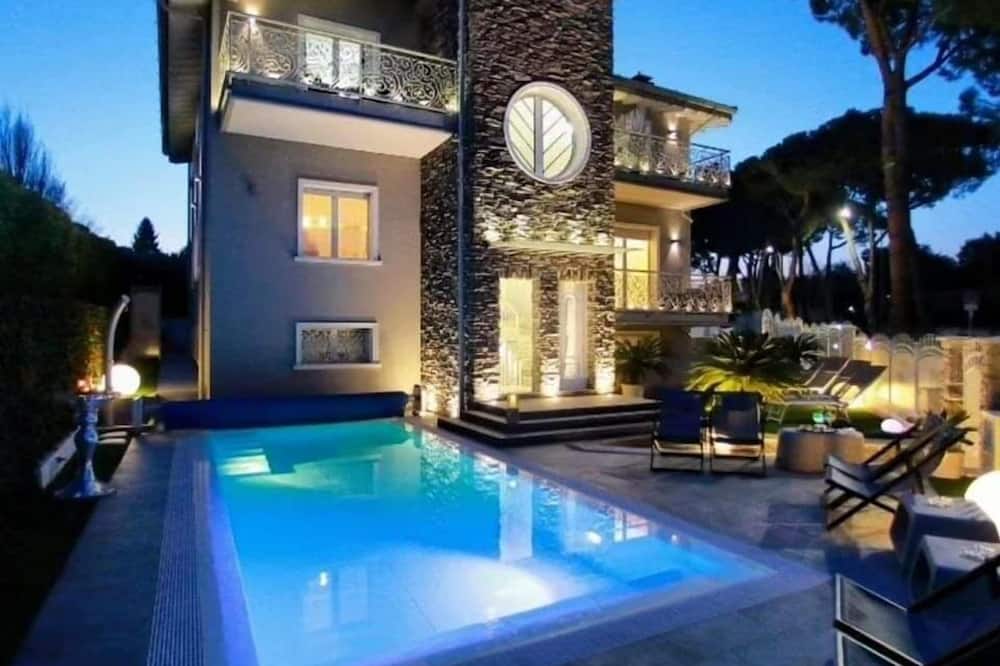 B&B Bellavista Exclusive in zona centrale con piscina riscaldata e Jacuzzi vista lago LA COLAZIONE viene servita in una pasticceria rinomata ed esclusiva esterna alla struttura
