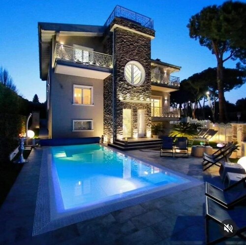 B&B Bellavista Exclusive in zona centrale con piscina riscaldata e Jacuzzi vista lago LA COLAZIONE viene servita in una pasticceria rinomata ed esclusiva esterna alla struttura