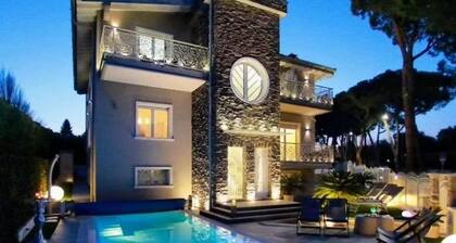 B&B Bellavista Exclusive in zona centrale con piscina riscaldata e Jacuzzi vista lago LA COLAZIONE viene servita in una pasticceria rinomata ed esclusiva esterna alla struttura